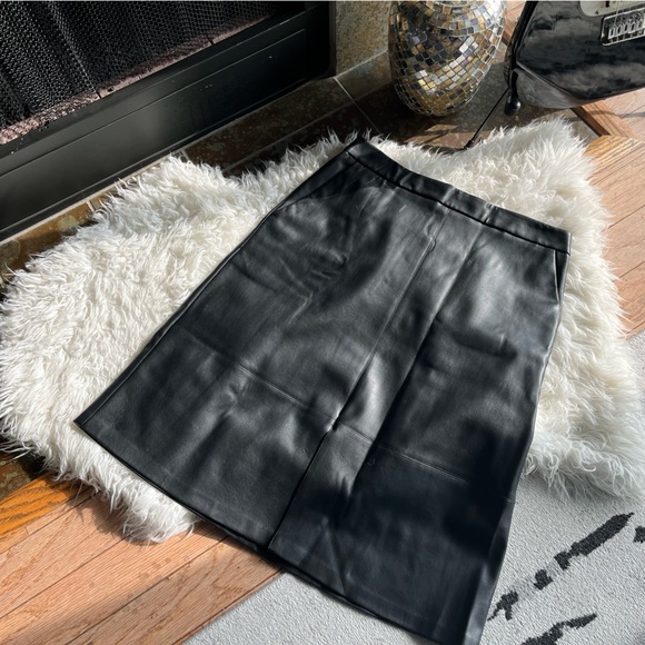 Beautiful faux leather skirt - Excellent condition - Picture 3 of 5